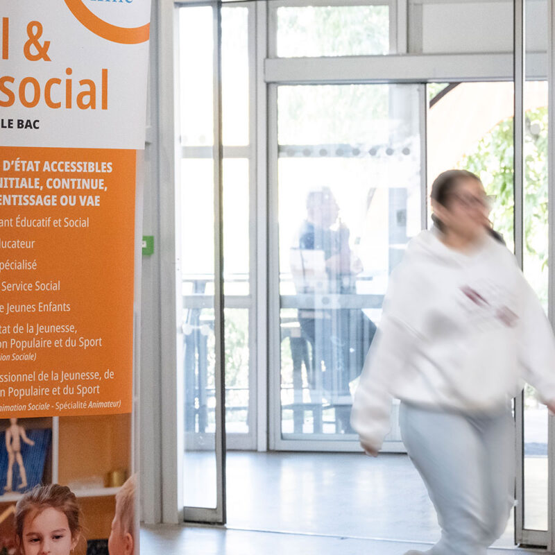 Etudiante dans le hall d'entrée de l'IFME