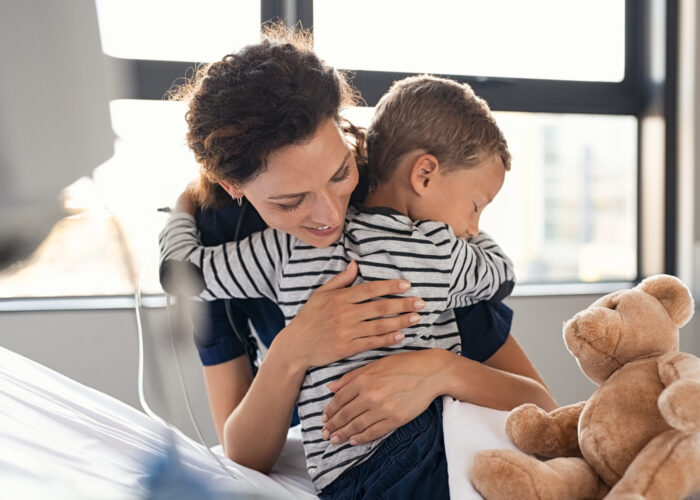 Une femme qui réconforte un petit garçon