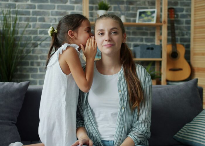 Une fille qui communique avec un adulte