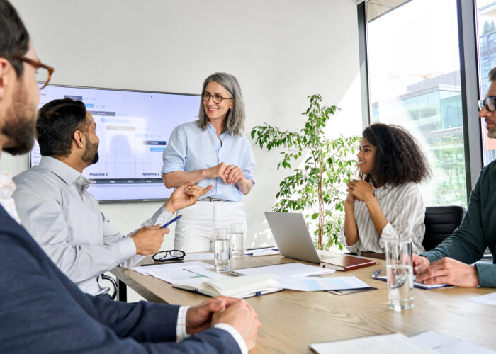 Une femme qui manage une équipe