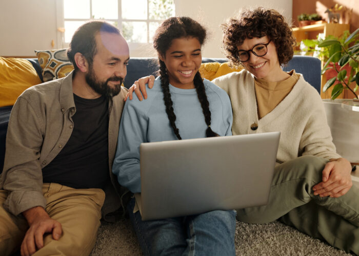 Une famille heureuse regardant une vidéo amusante