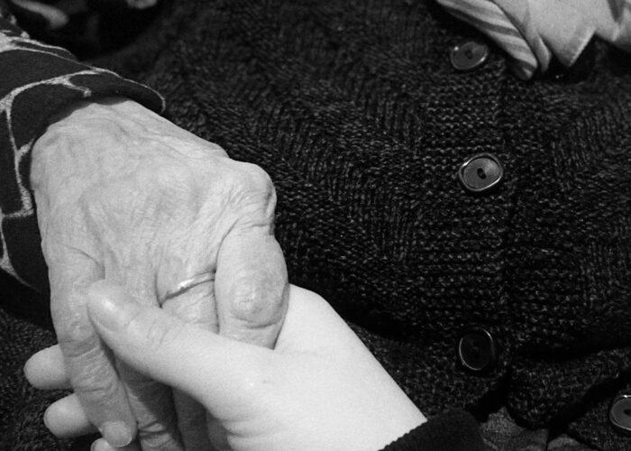 Une femme qui accompagne une personne agée
