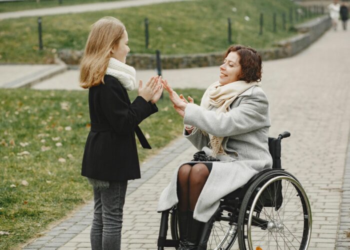 Une fille qui joue avec un personne en situation d 'handicap