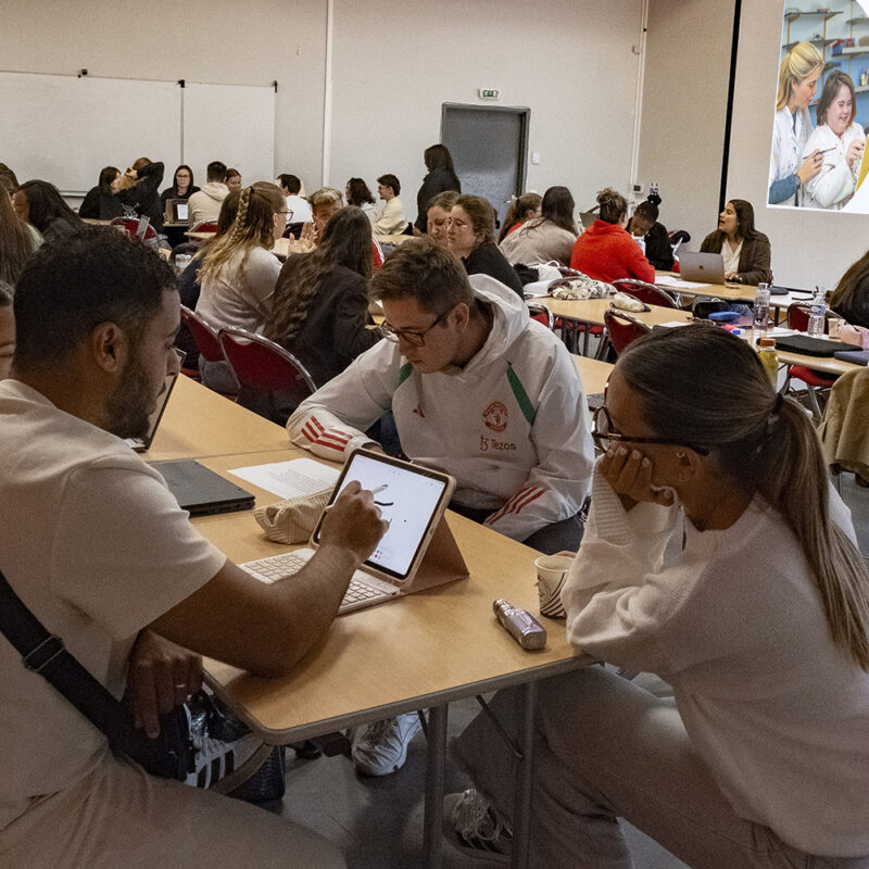 Des étudiants sont en travail de groupe dans une salle de l'IFME