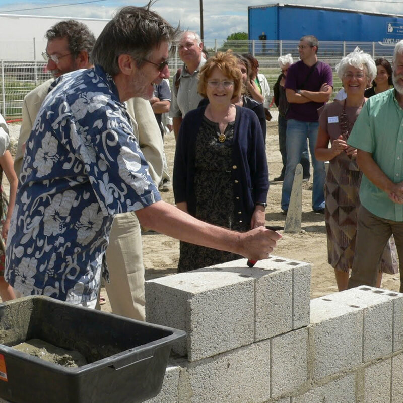 Pose de la première pierre des locaux du chemin du Bachas