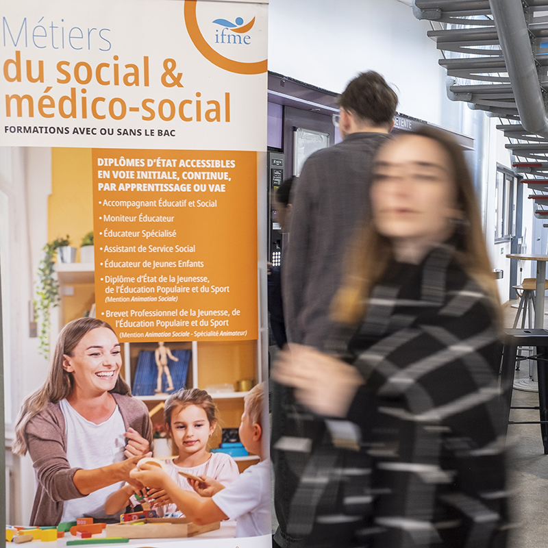 Etudiant dans le hall de l'IFME