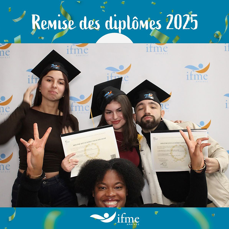 Des étudiantes de la filière ES avec leur diplome