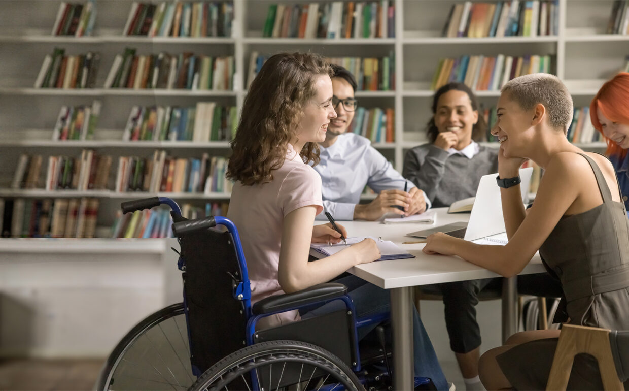 Des jeunes dans une bibliothèque en train de discuter