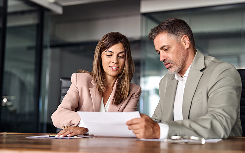2 PERSONNES DANS UN BUREAU TRAVAILLENT