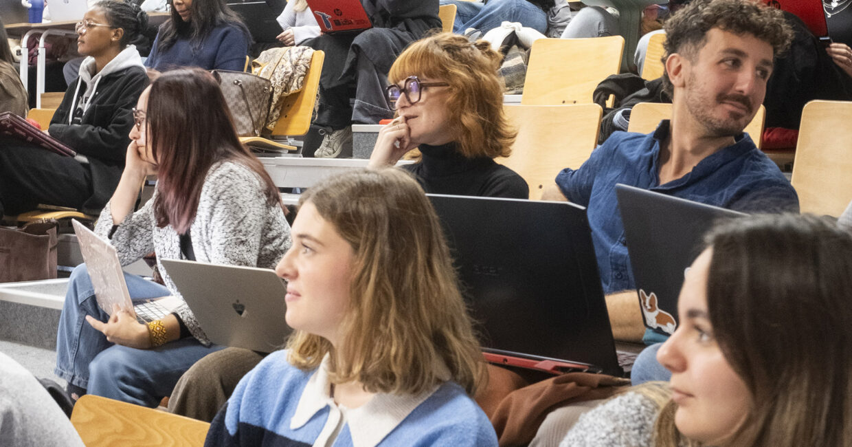 ETUDIANTS DANS UN AMPHITHÉATRE